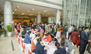 Hàng nghìn cán bộ, công nhân viên EVN đã đăng ký tham gia hiến máu tại lễ phát động chương trình Tuần lễ hồng EVN tại trụ sở Tập đoàn