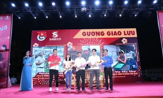 Niềm vui của người lao động được nhận vé “Về nhà ăn Tết”