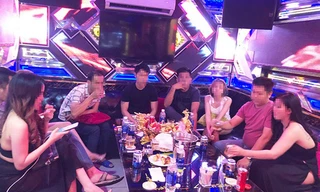 Để con nhỏ ngủ gục bên ngoài, bố mẹ phê ma túy trong phòng VIP