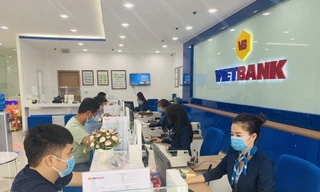 Khách hàng đến giao dịch tại Vietbank