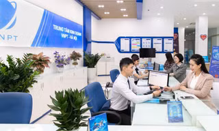 Khách hàng thay sim 4G tại điểm giao dịch VinaPhone 