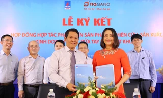 Phó Viện trưởng VPI Phan Minh Quốc Bình và Giám đốc HQGANO Huỳnh Tiến Hạnh đại diện 2 đơn vị ký kết Hợp đồng hợp tác phát triển sản phẩm VPI-GEL