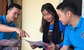 Cán bộ BHXH tỉnh Thanh Hóa tư vấn cho người dân về BHXH tự nguyện, BHYT hộ gia đình