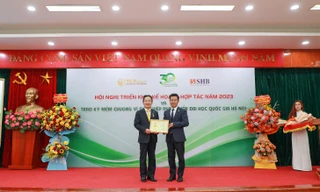 Doanh nhân Đỗ Quang Hiển nhận kỷ niệm chương vì sự nghiệp phát triển Đại học Quốc gia Hà Nội