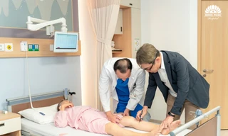 Hồng Ngọc hợp tác với Giáo sư Nhật Bản đưa phương pháp thay khớp gối không cắt gân cơ về Việt Nam 