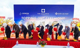 Đại diện đơn vị làm lễ lễ cất nóc cho The Galleria Residence
