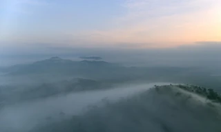 Bên dưới ngọn Núi Tiên ở Nghệ An là những tầng tầng đá núi lửa triệu năm tuổi