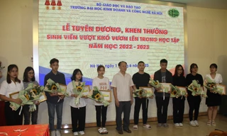 Trường ĐH Kinh doanh và Công nghệ Hà Nội tuyên dương, khen thưởng sinh viên vượt khó 