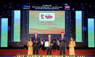 CMO Nguyễn Minh Thiện Tấn đại diện cho Tân Tân nhận Giải thưởng "Asia-Pacific Brand 2021"