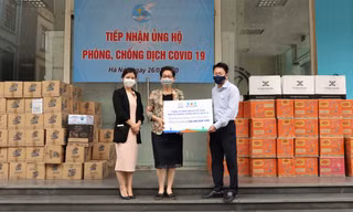 Đại diện Nestle Việt Nam trao bảng tượng trưng ủng hộ cho TW Hội Liên hiệp Phụ nữ VN