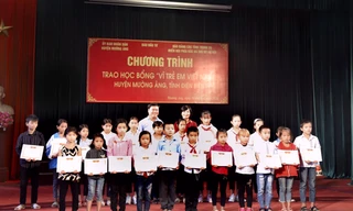 Tặng học bổng cho trẻ em gặp khó khăn tại huyện Mường Ảng