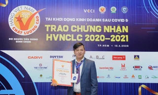 Ông Hồ Văn Tiền Giang - Giám Đốc Công ty Mỹ phẩm Hoa Việt vinh dự nhận danh hiệu HVNCLC do người tiêu dùng bình chọn