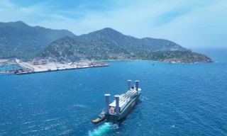 Cảng quốc tế Trung Nam Cà Ná lần đầu đón tàu chở tuabin gió