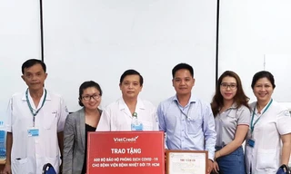 Đại diện VietCredit và Đại diện Bệnh viện Bệnh nhiệt đới TP HCM cùng chụp ảnh lưu niệm