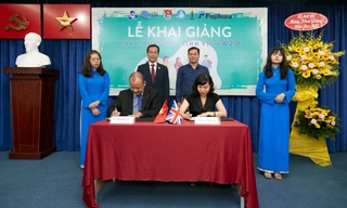 Đại diện ICAEW và trường ĐH Bách Khoa TP HCM ký kết biên bản hợp tác, dưới sự chứng kiến của thầy Phó Hiệu trưởng Nguyễn Danh Thảo.