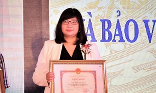 Bà Johana Wiriadinata, Giám đốc Tài chính công ty Nestlé Việt Nam nhận bằng khen vì thành tích xuất sắc