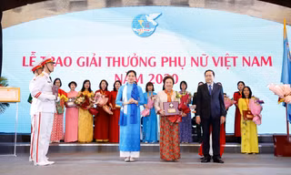Ông Trần Thanh Mẫn, Chủ tịch Ủy ban Trung ương Mặt trận Tổ quốc Việt Nam và bà Hà Thị Nga, Chủ tịch Hội Liên hiệp phụ nữ Việt Nam trao tặng Giải thưởng Phụ nữ Việt Nam 2020 cho Bà Nguyễn Thị Nga, Chủ tịch Tập đoàn BRG (đứng giữa)