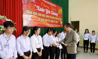 TGĐ BSR Bùi Minh Tiến trao quà Tết cho các em học sinh Trường THPT Dân tộc nội trú tỉnh Quảng Ngãi