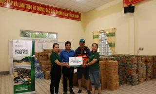 Khóa Huy Hoàng và cộng đồng đại lý trao hàng ngàn suất quà cứu trợ tới đồng bào vùng lũ