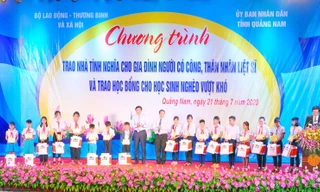 Các học sinh gia đình chính sách, hoàn cảnh đặc biệt nhận học bổng do Tập đoàn Novaland tài trợ