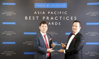 Ông Hazmi Yusof, Phó Chủ tịch cấp cao của Frost & Sullivan (người đứng bên phải) trao giải thưởng cho Tổng Giám đốc Viettel Telecom- ông Cao Anh Sơn