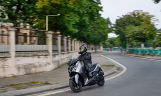 Yamaha XMAX 300 liệu có vừa đủ để đi làm, vừa ổn để đi phượt?