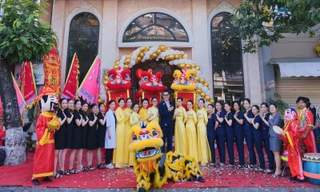 Khai xuân Ất Tỵ, khách hàng nhận “mưa” lì xì từ doanh nghiệp