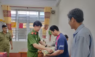 Cà Mau: Đổi kích điện lấy gạo góp phần chống khai thác hủy diệt
