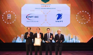 Đại diện VNPT nhận giải thưởng CNTT cho giải thưởng Thành phố thông minh.