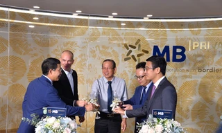 Các đại biểu nâng ly chúc mừng tại lễ cắt băng ra mắt Dịch vụ Ngân hàng Cao cấp Chuyên biệt MB Private tại Tp HCM