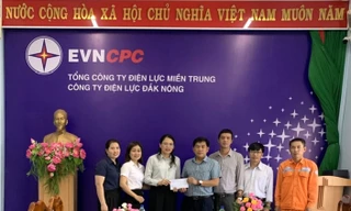 Công đoàn PC Đắk Nông thăm hỏi tặng quà cho người lao động