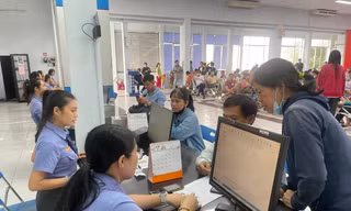 Xu hướng 'săn' vé tàu Tết online: Người dân giảm dần phụ thuộc vào đại lý truyền thống