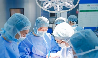 Bệnh viện Hồng Ngọc tiên phong thay 2 khớp gối không cắt gân cơ trong 1 cuộc mổ