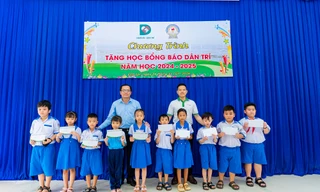 FE CREDIT trao tặng 100 suất học bổng cho học sinh khó khăn tại Bạc Liêu