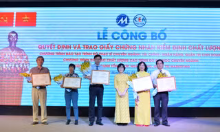 Đại diện các khoa, chương trình đào tạo nhận giấy chứng nhận đạt kiểm định chất lượng