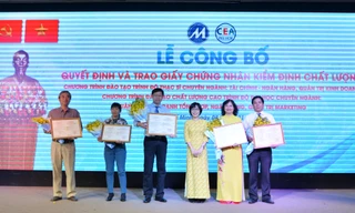 Đại diện các khoa, chương trình đào tạo nhận giấy chứng nhận đạt kiểm định chất lượng