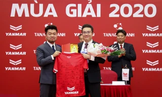 Đại diện YANMAR Ông Takeshi Miyajima trao áo có chữ ký các cầu thủ cho Giám đốc điều hành CLB Phố Hiến