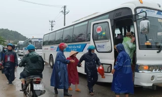 Thép Hòa Phát hỗ trợ người dân địa phương nơi tránh trú bão an toàn