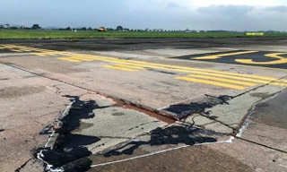 Đường băng sân bay Nội Bài xuống cấp nghiêm trọng