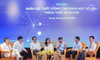 Các khách mời trao đổi tại buổi Tọa đàm: “Nhân lực chất lượng cao Khoa học dữ liệu: Thách thức và cơ hội”