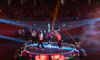 Giám đốc Swinburne Việt Nam gây sốt khi hoá thành dancer trong tiết mục "Fly to the moon"