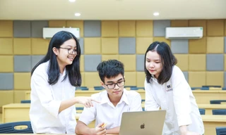 Nhóm học sinh cùng thảo luận bài tập nhóm tại giảng đường của Vinschool