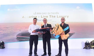 LuxYacht bàn giao du thuyền hạng sang RIVA AQUARIVA SUPER cho Nova Cruises