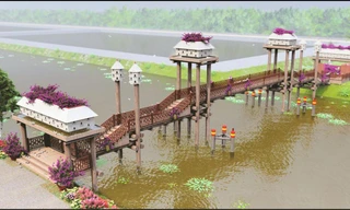 Công trình cầu kiều với chất liệu chủ yếu là gỗ bắc qua kênh tại cổng vào chính của khuôn viên tràm