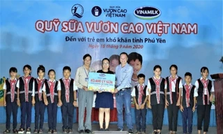 Quỹ sữa vươn cao Việt Nam và Vinamilk trao tặng 83.400 ly sữa cho trẻ em khó khăn Phú Yên