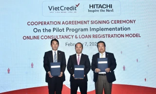 Đại diện VietCredit và Hitachi ký kết thỏa thuận hợp tác