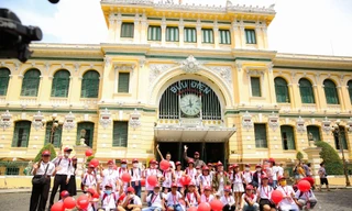 Học sinh Tây Ninh lần đầu tham gia lớp học di động cùng VUS Superbus khám phá biểu tượng Sài thành