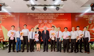 Vedan Việt Nam trao tặng kỷ niệm chương tôn vinh 301 nhân viên có thâm niên 20 - 25 - 30 năm