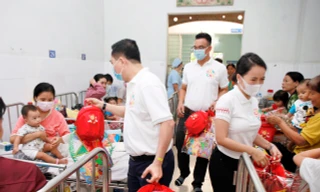 Generali trao tặng 500 phần quà ý nghĩa cho các bệnh nhi khó khăn trên toàn quốc