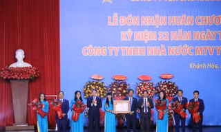 Công ty CP Nước giải khát Yến sào Khánh Hòa đạt Huân chương Lao động hạng Nhất